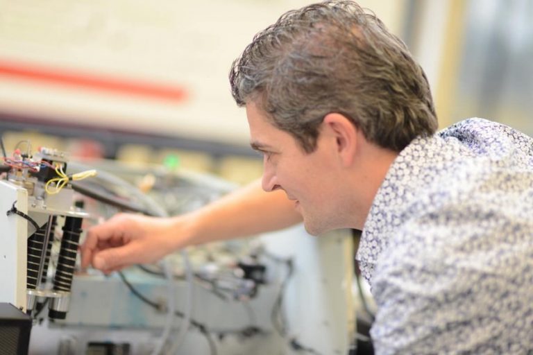 Iterative learning control to improve the performance of motion systems